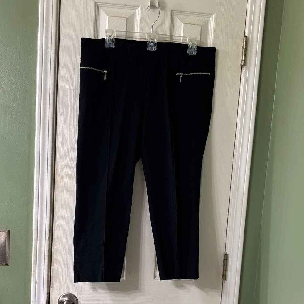 New Directions Black Capris with Zipper Accents